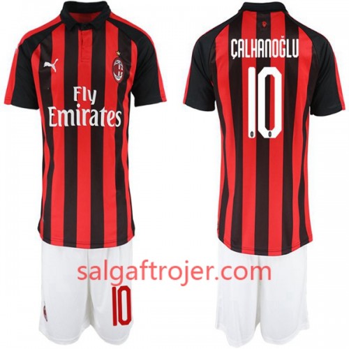AC Milan Fodboldtrøjer Hakan Calhanoglu 10 Børn Hjemmebanesæt 2018/19 Kort ærmer AC Milan Fodboldtrøjer Hakan Calhanoglu 10 Børn Hjemmebanesæt 2018/19 Kort ærmer